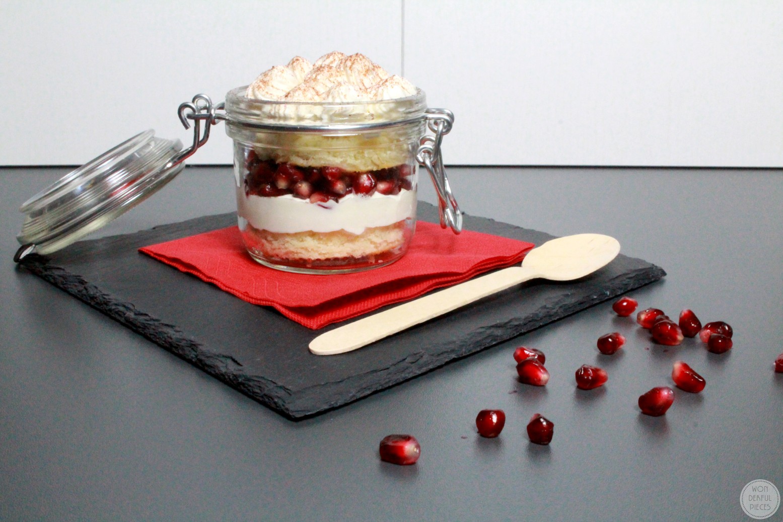Schnelles Dessert mit Bisquit und Granatapfel - wonderful pieces