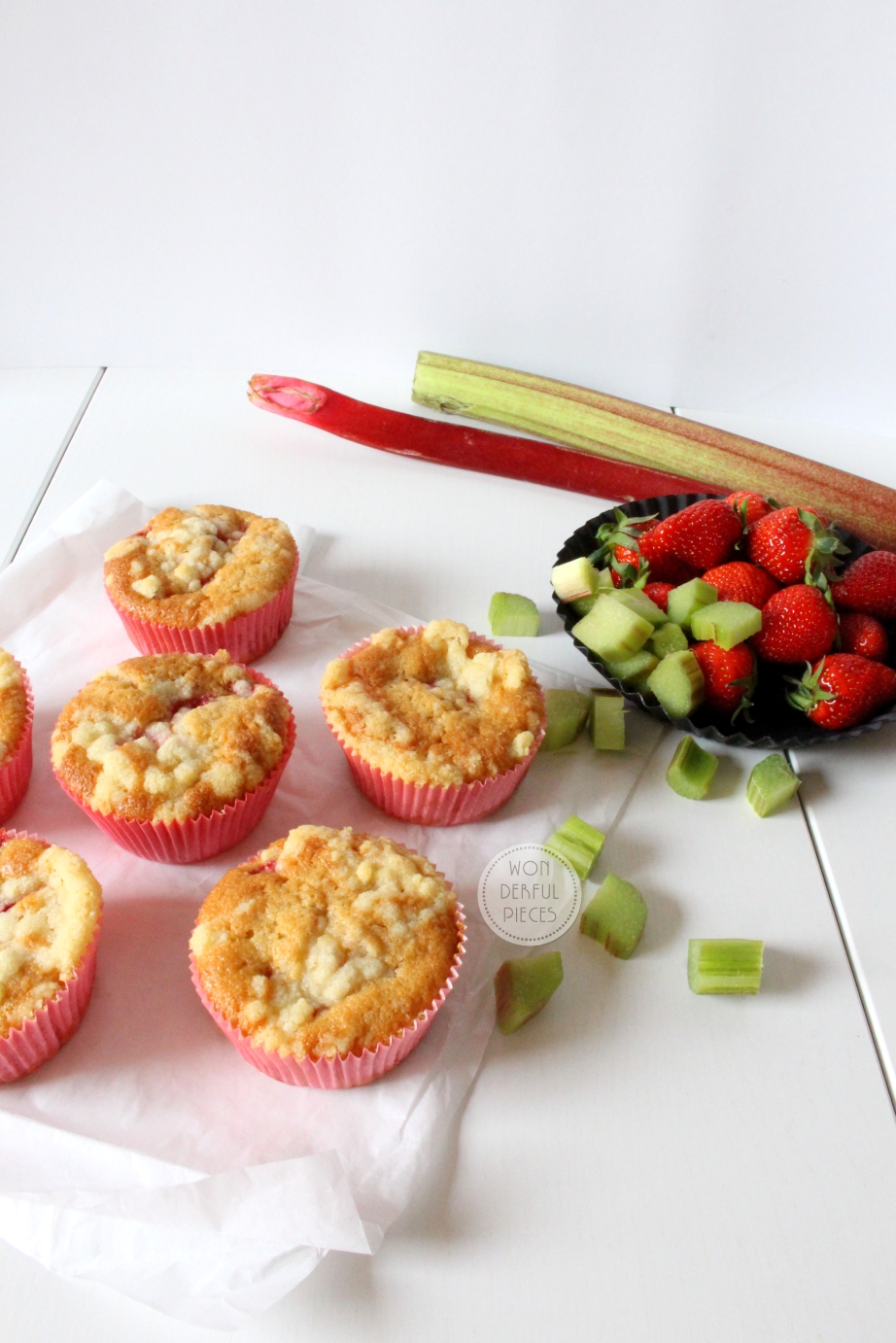 Saftige Erdbeer-Rhabarber-Streusel-Muffins - wonderful pieces